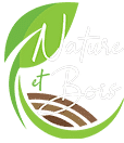 Logo Nature Bois : texte blanc stylisé sur fond vert organique. Des couches de bois naturel marron symbolisent la matière.