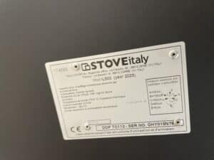 Plaque STOVEitaly Mod. IL500 (2023). Poêle à bois, 8.3 kW, rendement 85.2%. Distances minimales de sécurité: A=35cm, B=150cm, D=80cm.