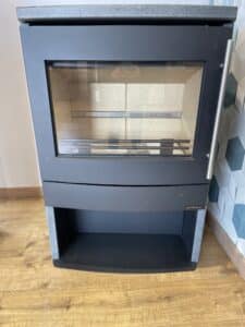 Insert poêle à bois moderne STOVEitaly gris foncé, grande vitre et poignée inox. Briques réfractaires visibles.
PLUS D INFOS EN MAGASIN 