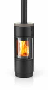 Poêle à bois moderne noir cylindrique. La large vitre incurvée laisse voir une flamme vive. Poignée chromée et sortie de cheminée.