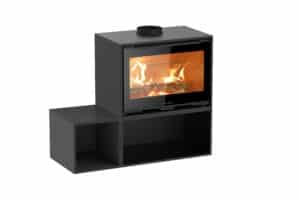 Poêle à bois Jolly Mec noir moderne avec large vitre montrant des flammes vives, posé sur un module de rangement pour bûches.