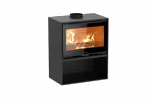 Poêle à bois moderne Jolly Mec noir avec foyer vitré et flammes vives, intégrant un compartiment de rangement pour bûches.