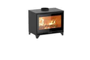 Poêle à bois moderne JOLLY MEC noir, sur pieds, avec flammes vives visibles à travers la grande vitre. Design contemporain et chaleureux.