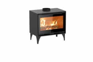 Poêle à bois moderne JOLLY MEC noir sur pieds. Grande vitre affichant un feu de bois vif et chaleureux.