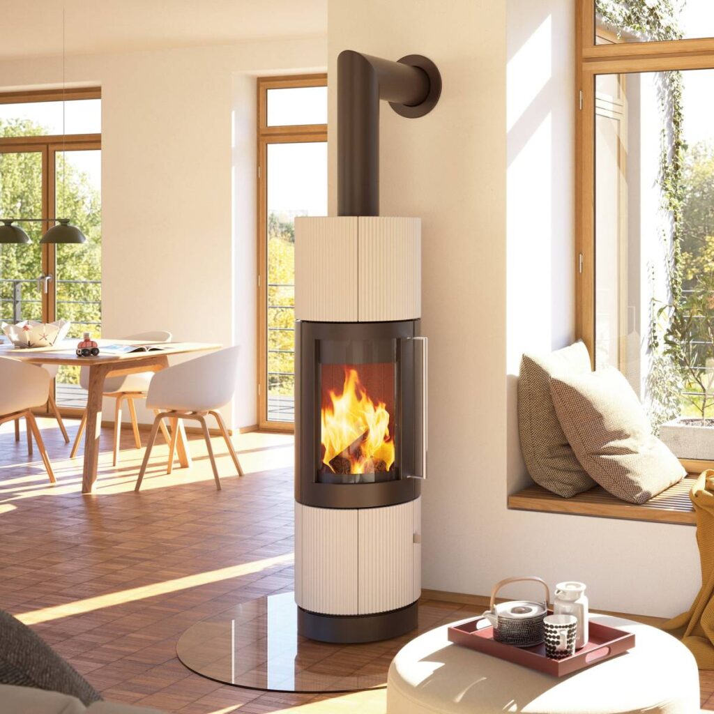 Poêle à bois cylindrique blanc/noir dans un salon moderne et lumineux. Le feu est visible, réchauffant le parquet près des grandes fenêtres.