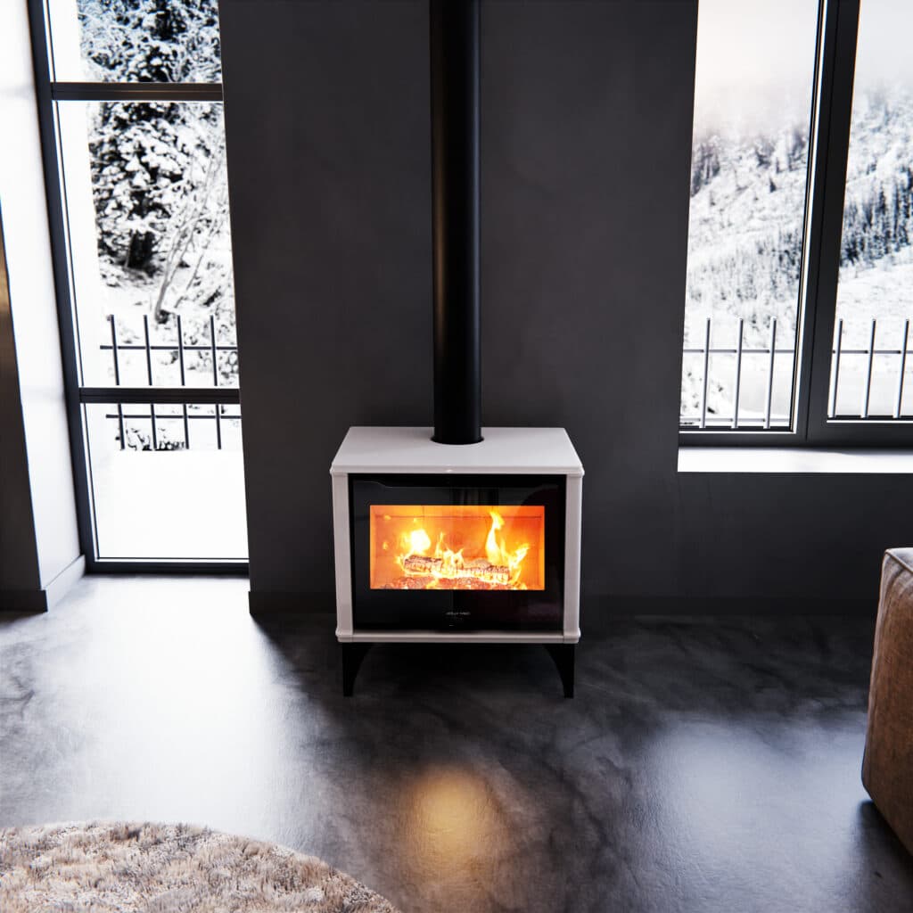 Poêle JOLLY MEC blanc, design moderne, avec feu ardent et conduit noir. Intérieur gris minimaliste face à une double vue hivernale enneigée.