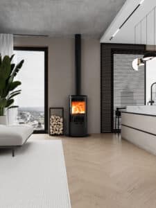 Poêle à bois noir central dans un loft industriel moderne. Parquet chevrons, plafond béton, cuisine design et vue urbaine.