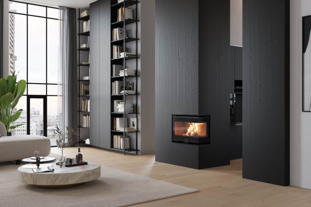 Luxueux salon urbain: cheminée noire en bois, grande fenêtre panoramique, bibliothèque murale, canapé beige et table basse en marbre.